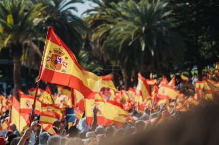 Foto de Rally en España con banderas y símbolos catalanes. Lucha por la libertad y la autonomía en España - Imagen libre de derechos