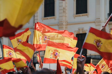 Téléchargez les photos : Des centaines de personnes méconnaissables dans une manifestation pour l'amnistie des Espagnols dans la rue - en image libre de droit