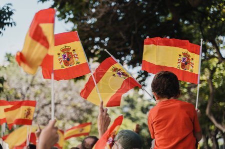Téléchargez les photos : Drapeaux espagnols lors d'un rassemblement protestant - en image libre de droit