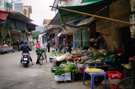 Téléchargez les photos : Étal de marché local avec assortiment de légumes et légumes sur le marché de rue à - en image libre de droit