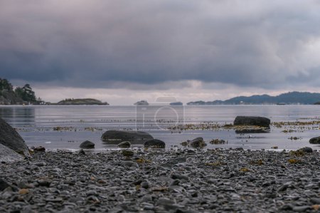 Foto de Marea baja al amanecer en una playa rocosa a lo largo de la costa de Noruega. - Imagen libre de derechos