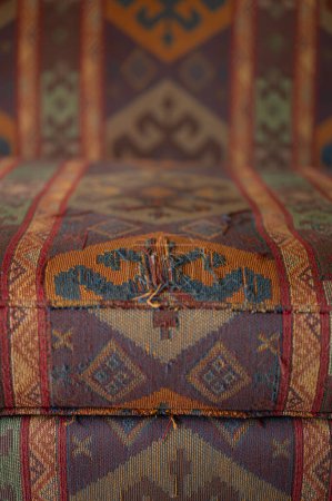 Foto de Un sofá viejo roscado cuya tela necesita reparación de tapicería. - Imagen libre de derechos