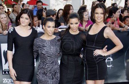 Téléchargez les photos : Kylie Jenner, Kourtney Kardashian, Kim Kardashian et Kendall Jenner à la première de Los Angeles de "The Twilight Saga : Eclipse" tenue au Nokia Live Theater à Los Angeles, Californie, États-Unis le 24 Juin 2010. - en image libre de droit