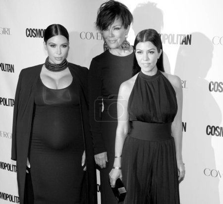 Foto de Kim Kardashian, Kris Jenner y Kourtney Kardashian en la celebración del 50º aniversario de Cosmopolitan Magazine celebrada en Ysabel, West Hollywood, EE.UU., el 12 de octubre de 2015. - Imagen libre de derechos