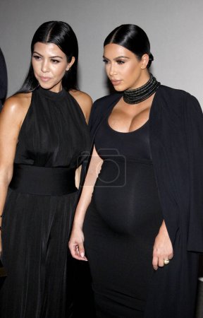 Foto de Kourtney Kardashian y Kim Kardashian en la celebración del 50º cumpleaños de Cosmopolitan Magazine celebrada en Ysabel, West Hollywood, EE.UU., el 12 de octubre de 2015. - Imagen libre de derechos