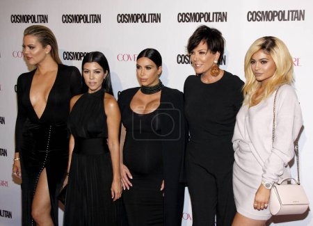 Téléchargez les photos : Khloe Kardashian, Kourtney Kardashian, Kim Kardashian, Kris Jenner et Kylie Jenner à la célébration du 50e anniversaire du Cosmopolitan Magazine à Ysabel à West Hollywood, États-Unis le 12 octobre 2015. - en image libre de droit