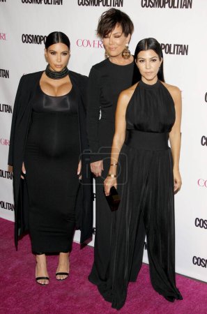 Foto de Kourtney Kardashian, Kim Kardashian y Kris Jenner en la celebración del 50º aniversario de Cosmopolitan Magazine celebrada en Ysabel, West Hollywood, EE.UU., el 12 de octubre de 2015. - Imagen libre de derechos