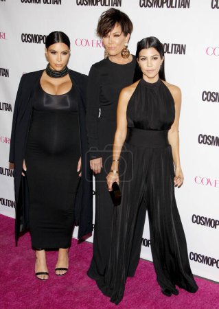 Foto de Kourtney Kardashian, Kim Kardashian y Kris Jenner en la celebración del 50º aniversario de Cosmopolitan Magazine celebrada en Ysabel, West Hollywood, EE.UU., el 12 de octubre de 2015. - Imagen libre de derechos