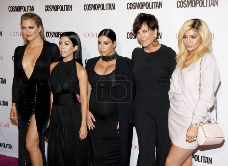 Foto de Khloe Kardashian, Kourtney Kardashian, Kim Kardashian, Kris Jenner y Kylie Jenner en la celebración del 50º cumpleaños de Cosmopolitan Magazine celebrada en Ysabel, West Hollywood, EE.UU., el 12 de octubre de 2015. - Imagen libre de derechos