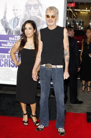 Foto de Billy Bob Thornton y Connie Angland en el estreno en Los Ángeles de 'Our Brand Is Crisis' celebrado en el TCL Chinese Theater en Los Ángeles, EE.UU. el 26 de octubre de 2015. - Imagen libre de derechos
