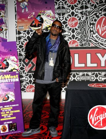 Foto de Kanye West evento de fans y en la tienda de la firma de su nuevo álbum de liberación 'Graduación' celebrada en la Virgen Megastore en Hollywood, EE.UU. el 13 de septiembre de 2007. - Imagen libre de derechos