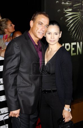 Foto de Jean-Claude Van Damme y Gladys Portugues en el estreno en Los Ángeles de 'The Expendables 2' celebrado en el Grauman 's Chinese Theatre en Hollywood, EE.UU. el 15 de agosto de 2012. - Imagen libre de derechos