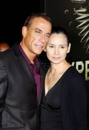 Foto de Jean-Claude Van Damme y Gladys Portugues en el estreno en Los Ángeles de 'The Expendables 2' celebrado en el Grauman 's Chinese Theatre en Hollywood, EE.UU. el 15 de agosto de 2012. - Imagen libre de derechos