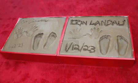 Foto de Jon Landau and James Cameron at James Cameron and Jon Landau hand and foot imprinting ceremony held at the TCL Chinese Theater in Hollywood, USA on January 12, 2023. - Imagen libre de derechos