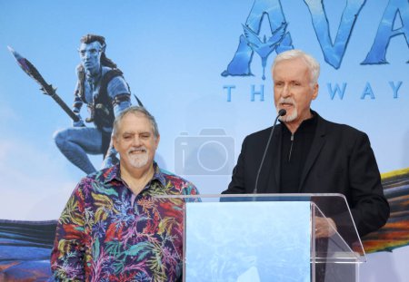 Téléchargez les photos : Jon Landau and James Cameron at James Cameron and Jon Landau hand and foot imprinting ceremony held at the TCL Chinese Theater in Hollywood, USA on January 12, 2023. - en image libre de droit