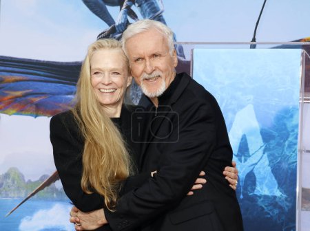 Téléchargez les photos : Suzy Amis Cameron and James Cameron at James Cameron and Jon Landau hand and foot imprinting ceremony held at the TCL Chinese Theater in Hollywood, USA on January 12, 2023. - en image libre de droit