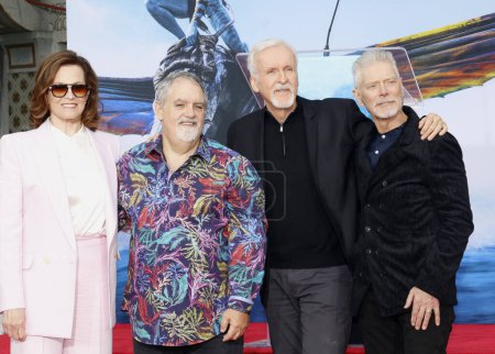 Foto de Sigourney Weaver, Jon Landau, James Cameron and Stephen Lang at James Cameron and Jon Landau hand and foot imprinting ceremony held at the TCL Chinese Theater in Hollywood, USA on January 12, 2023. - Imagen libre de derechos