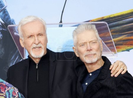 Foto de James Cameron and Stephen Lang at James Cameron and Jon Landau hand and foot imprinting ceremony held at the TCL Chinese Theater in Hollywood, USA on January 12, 2023. - Imagen libre de derechos