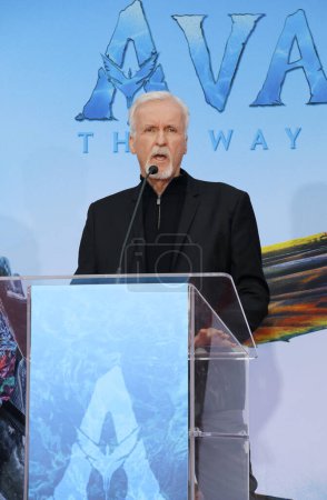 Foto de James Cameron at James Cameron and Jon Landau hand and foot imprinting ceremony held at the TCL Chinese Theater in Hollywood, USA on January 12, 2023. - Imagen libre de derechos