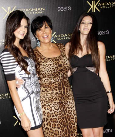 Foto de HOLLYWOOD, CA - AUGUST 17, 2011: Kylie Jenner, Kris Jenner and Kendall Jenner at the Kardashian Kollection Launch Party held at the Colony in Hollywood, USA on August 17, 2011. - Imagen libre de derechos