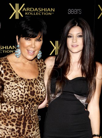 Téléchargez les photos : HOLLYWOOD, CA - 17 AOÛT 2011 : Kris Jenner et Kylie Jenner à la Kardashian Kollection Launch Party qui s'est tenue à la Colonie à Hollywood, USA, le 17 août 2011. - en image libre de droit