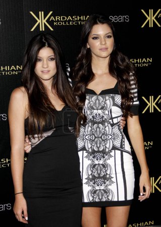 Foto de HOLLYWOOD, CA - AUGUST 17, 2011: Kylie Jenner and Kendall Jenner at the Kardashian Kollection Launch Party held at the Colony in Hollywood, USA on August 17, 2011. - Imagen libre de derechos