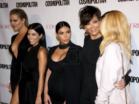 Foto de Khloe Kardashian, Kourtney Kardashian, Kim Kardashian, Kris Jenner y Kylie Jenner en la celebración del 50 aniversario del Cosmopolitan celebrada en el Ysabel en West Hollywood, EE.UU. el 12 de octubre de 2015. - Imagen libre de derechos