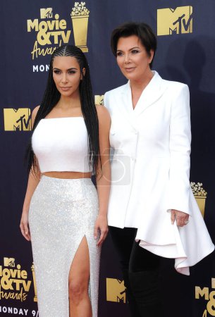 Foto de Kim Kardashian y Kris Jenner en los MTV Movie And TV Awards 2018 celebrados en el Barker Hangar en Santa Monica, EE.UU. el 16 de junio de 2018
. - Imagen libre de derechos