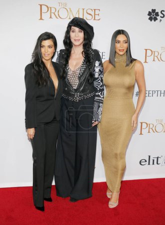 Foto de Kim Kardashian West, Kourtney Kardashian y Cher en el estreno en Los Ángeles de 'The Promise' celebrado en el TCL Chinese Theatre en Hollywood, EE.UU. el 12 de abril de 2017
. - Imagen libre de derechos