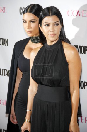 Foto de Kourtney Kardashian and Kim Kardashian at the Cosmopolitan's 50th Birthday Celebration held at the Ysabel in West Hollywood, USA on October 12, 2015. - Imagen libre de derechos