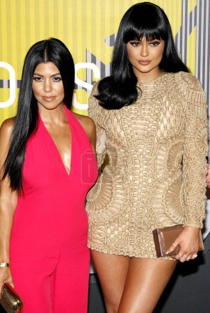 Foto de LOS ÁNGELES, CA - 30 DE AGOSTO DE 2015: Kourtney Kardashian y Kylie Jenner en los MTV Video Music Awards 2015 celebrados en el Microsoft Theater en Los Ángeles, EE.UU. el 30 de agosto de 2015
. - Imagen libre de derechos