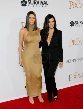 Foto de Kim Kardashian West y Kourtney Kardashian en el estreno en Los Ángeles de 'The Promise' celebrado en el TCL Chinese Theatre en Hollywood, EE.UU. el 12 de abril de 2017
. - Imagen libre de derechos