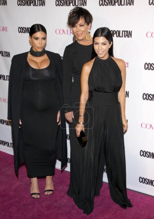 Foto de Kris Jenner, Kourtney Kardashian y Kim Kardashian en la celebración del 50º cumpleaños de Cosmopolitan Magazine celebrada en Ysabel, West Hollywood, EE.UU., el 12 de octubre de 2015. - Imagen libre de derechos