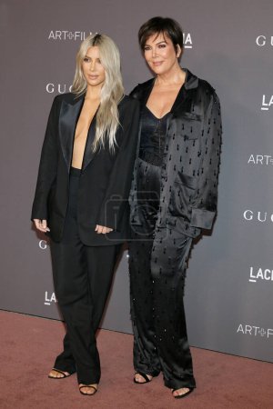 Foto de Kim Kardashian y Kris Jenner en la Gala de Cine LACMA Art + 2017 celebrada en la LACMA en Los Ángeles, EE.UU. el 4 de noviembre de 2017
. - Imagen libre de derechos