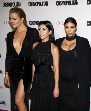 Téléchargez les photos : Khloe Kardashian, Kourtney Kardashian et Kim Kardashian à la célébration du 50e anniversaire du Cosmopolitan Magazine à Ysabel à West Hollywood, États-Unis le 12 octobre 2015. - en image libre de droit