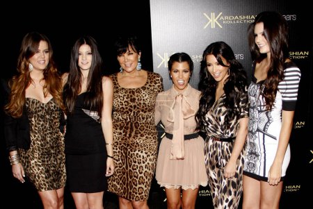 Foto de HOLLYWOOD, CA - 17 de agosto de 2011: Khloe Kardashian, Kylie Jenner, Kris Jenner, Kourtney Kardashian, Kim Kardashian y Kendall Jenner en la Kardashian Kollection Launch Party celebrada en la Colonia en Hollywood, EE.UU. el 17 de agosto de 2011. - Imagen libre de derechos