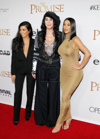 Foto de Kim Kardashian West, Kourtney Kardashian y Cher en el estreno en Los Ángeles de 'The Promise' celebrado en el TCL Chinese Theatre en Hollywood, EE.UU. el 12 de abril de 2017
. - Imagen libre de derechos