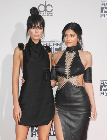 Téléchargez les photos : Kendall Jenner et Kylie Jenner aux American Music Awards 2015 au Microsoft Theater à Los Angeles, USA le 22 novembre 2015. - en image libre de droit