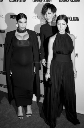 Foto de Kris Jenner, Kourtney Kardashian y Kim Kardashian en la celebración del 50º cumpleaños de Cosmopolitan Magazine celebrada en Ysabel, West Hollywood, EE.UU., el 12 de octubre de 2015. - Imagen libre de derechos