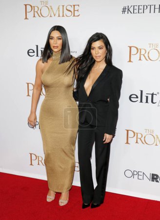 Foto de Kim Kardashian West y Kourtney Kardashian en el estreno en Los Ángeles de 'The Promise' celebrado en el TCL Chinese Theatre en Hollywood, EE.UU. el 12 de abril de 2017
. - Imagen libre de derechos
