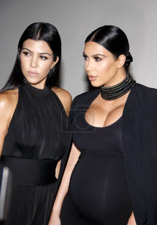 Foto de Kourtney Kardashian y Kim Kardashian en la celebración del 50º cumpleaños de Cosmopolitan Magazine celebrada en Ysabel, West Hollywood, EE.UU., el 12 de octubre de 2015. - Imagen libre de derechos