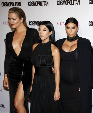Foto de Khloe Kardashian, Kourtney Kardashian y Kim Kardashian en la celebración del 50º cumpleaños de Cosmopolitan Magazine celebrada en Ysabel, West Hollywood, EE.UU., el 12 de octubre de 2015. - Imagen libre de derechos