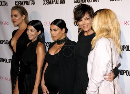 Foto de Khloe Kardashian, Kourtney Kardashian, Kim Kardashian, Kris Jenner y Kylie Jenner en la celebración del 50º cumpleaños de Cosmopolitan Magazine celebrada en Ysabel, West Hollywood, EE.UU., el 12 de octubre de 2015. - Imagen libre de derechos