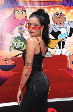 Foto de Halsey en el estreno en Los Ángeles de 'Teen Titans Go! A The Movies 'celebrado en el TCL Chinese Theatre IMAX en Hollywood, EE.UU. el 22 de julio de 2018
. - Imagen libre de derechos