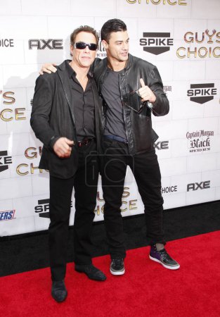 Foto de Jean-Claude Van Damme y Kristopher Van Varenberg en el 2012 Spike TV 's Guys Choice Awards celebrado en los Sony Studios en Culver City, EE.UU. el 2 de junio de 2012. - Imagen libre de derechos