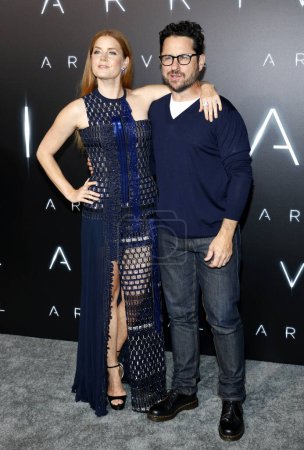 Téléchargez les photos : Amy Adams et J.J. Abrams à la première de Los Angeles de "Arrival" au Regency Village Theater à Westwood, États-Unis le 6 novembre 2016
. - en image libre de droit