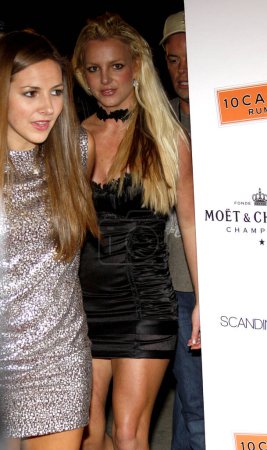 Foto de Britney Spears and Alli Sims attend the Scandinavian Style Mansion Party held at the Private Residence in Bel Air, California, United States on December 1, 2007. - Imagen libre de derechos