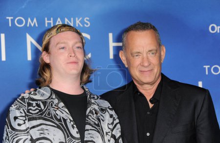 Foto de Caleb Landry Jones y Tom Hanks en el estreno de Apple Original Films de 'Finch' celebrado en el Pacific Design Center en West Hollywood, EE.UU. el 2 de noviembre de 2021. - Imagen libre de derechos
