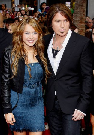 Téléchargez les photos : Miley Cyrus and Billy Ray Cyrus at the Los Angeles premiere of 'Hannah Montana The Movie' held at the El Capitan Theater in Hollywood on April 4, 2009. - en image libre de droit