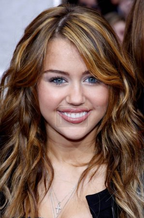 Téléchargez les photos : Miley Cyrus lors de la première à Los Angeles de 'Hannah Montana The Movie' au Théâtre El Capitan à Hollywood le 4 avril 2009. - en image libre de droit
